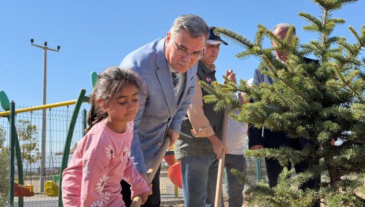 Afyonkarahisar’da öğrenciler 200 fidanı Maarifin İlk Fidanları Projesi’nde dikti