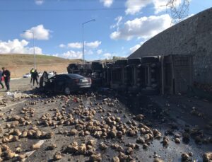 Ağrı Hamur’da pancar yüklü TIR otomobille çarpıştı, 4 kişi öldü, 1 kişi yaralandı