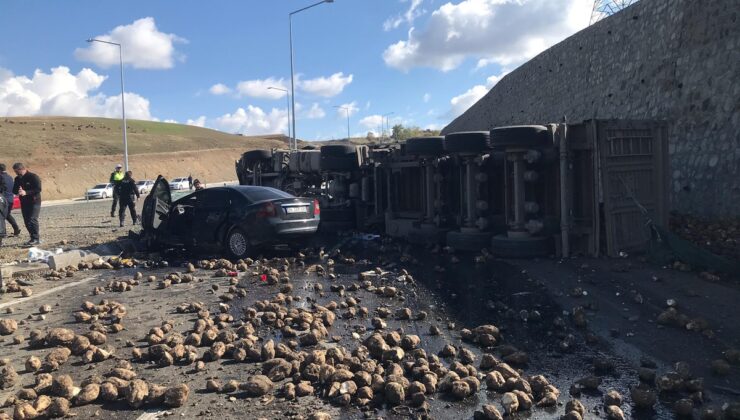 Ağrı Hamur’da pancar yüklü TIR otomobille çarpıştı, 4 kişi öldü, 1 kişi yaralandı
