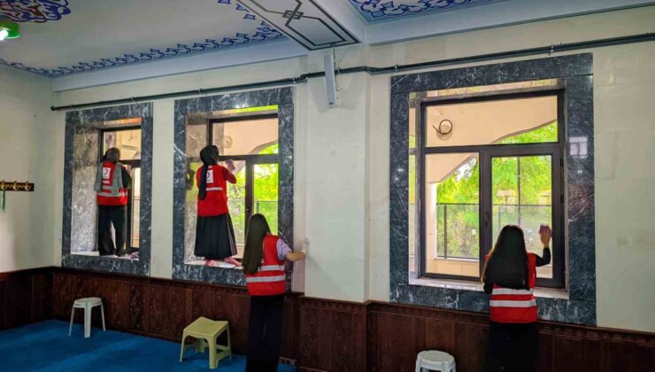 Ağrı’da Merkez Camii, Kızılay gönüllülerince öğle namazına kadar temizlendi