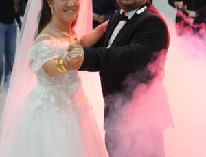 Akondroplazi hastası Ezgi ve Mert İlim, Tekirdağ Saray’da düğünle evlendi