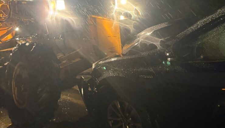 Akyazı’da sel çalışmasına giden greyder otomobille çarpıştı, 4 kişi yaralandı