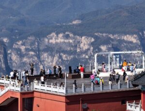 Albüm: Çin’deki Yuntai Dağı tabloları aratmayan manzaralarıyla turistleri ağırlıyor