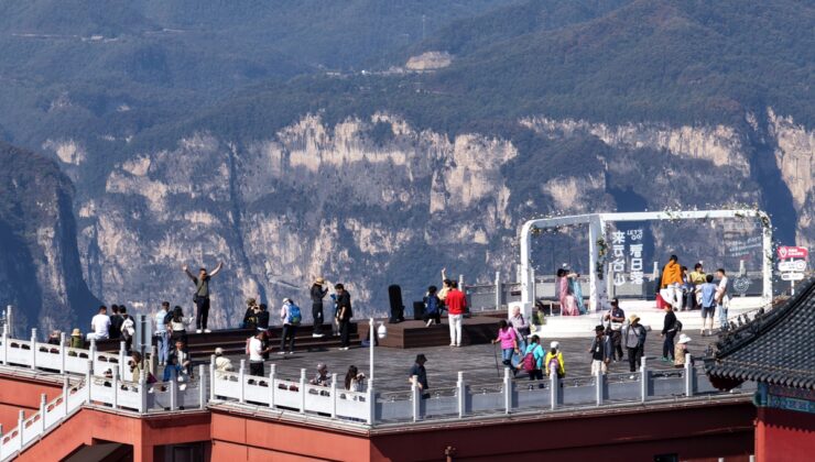 Albüm: Çin’deki Yuntai Dağı tabloları aratmayan manzaralarıyla turistleri ağırlıyor