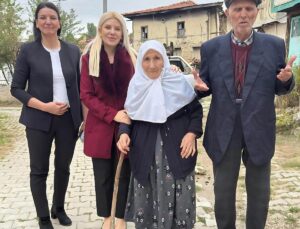 Altıntaş Kaymakamı Ayşegül Yıldırım, Dünya Yaşlılar Günü’nde yaşlı çifti ziyaret etti