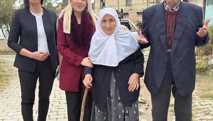 Altıntaş Kaymakamı Ayşegül Yıldırım, Dünya Yaşlılar Günü’nde yaşlı çifti ziyaret etti