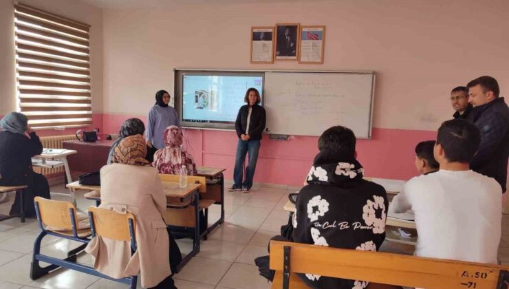 Altıntaş’ta Milli Eğitim Müdürü Sinan, açık öğretim kurslarını ziyaret etti
