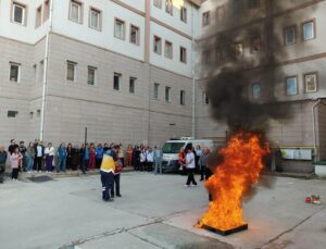 Amasya İl Sağlık Müdürlüğü personeline yangın tatbikatıyla tahliye eğitimi verdi