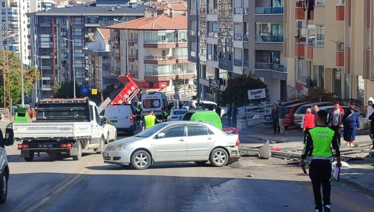 Ankara Mamak’ta iddiaya göre freni boşalan kamyonet 3 araca ve 2 direğe çarptı