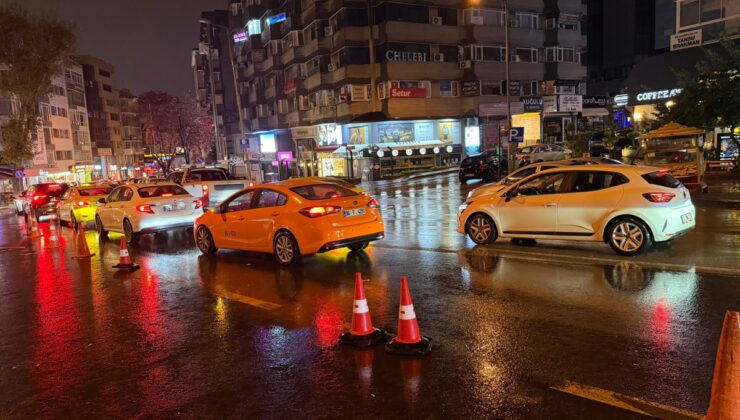 Ankara’da akşam etkili sağanak ulaşımda aksamalara yol açtı, su birikintileri oluştu