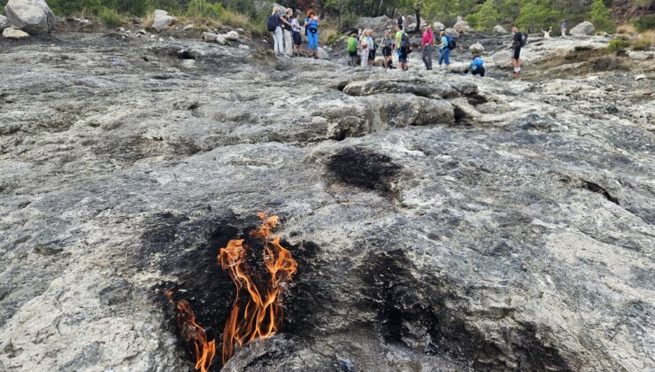 Antalya Kemer’de Yanartaş’ın bazı ateş çıkışları söndü, alevler sürüyor