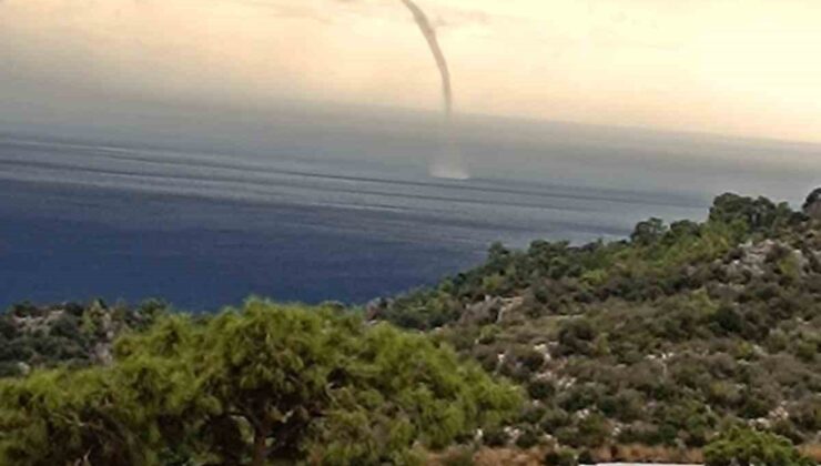 Antalya Kumluca’da fırtınada hortum karaya ulaştı, 2 sera zarar gördü