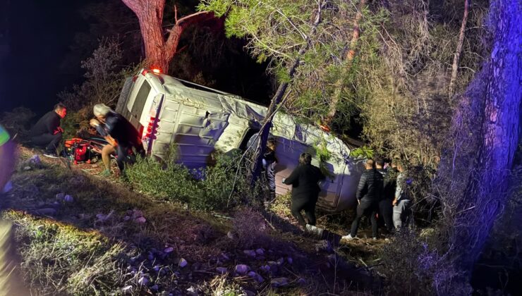 Antalya Kumluca’da tur minibüsü şarampole devrildi, 15 kişi yaralandı