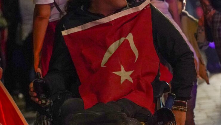Antalya’da Cumhuriyet’in 103’üncü yılında Fener Alayı’nda binlerce kişi yürüdü