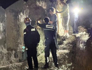 Antalya’da surlarda mahsur kalan 3 Rus turist, AFAD ve itfaiye ekiplerince kurtarıldı