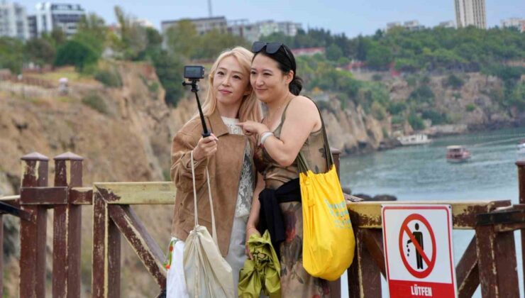 Antalya’da yabancı turistler sağanağa rağmen Aşağı Düden Şelalesi’ni ziyaret etti