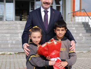 Ardahan Valisi Yamlı, öğrencilerin “Birlikte Kitap Okuma” davetine katıldı
