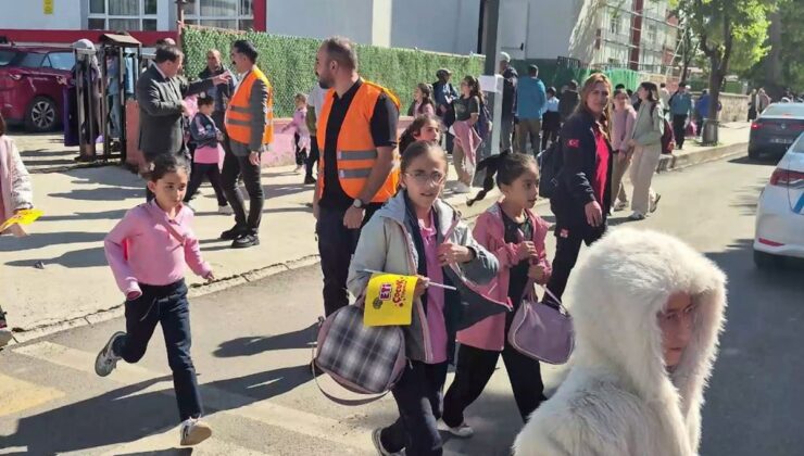 Ardahan’da öğrenci servisi şoför ve rehberlerine reflektörlü yelek dağıtıldı