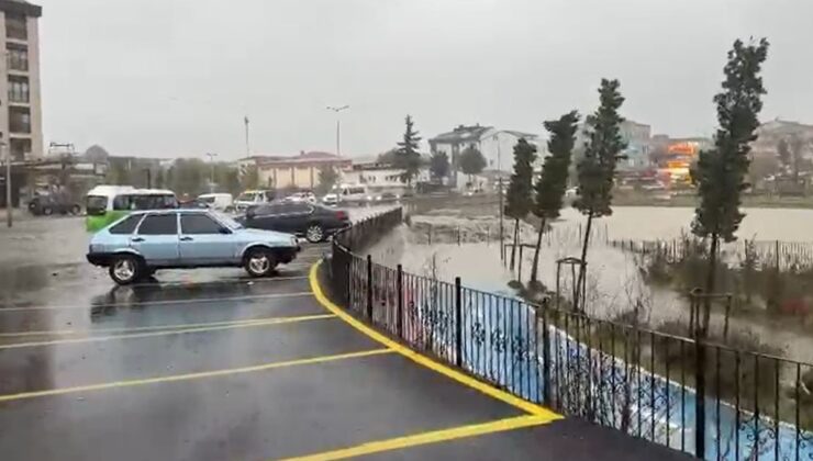 Arnavutköy’de dere taştı, dolmuş sulara gömüldü! Mahsur kalan yolcular iş makinesiyle kurtarıldı