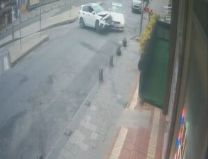 Arnavutköy’de iki otomobil çarpıştı, 1 kişi hafif yaralandı; kazayı kamera kaydetti