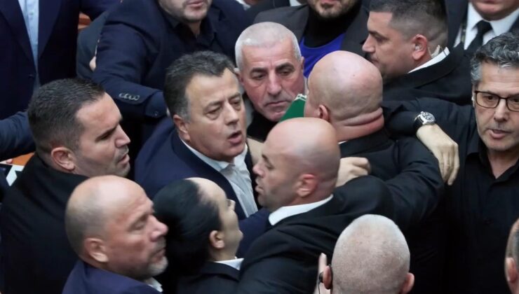 Arnavutluk Meclisi’nde öğrenci gösterilerinin gündeme alınması talebi arbedeye yol açtı