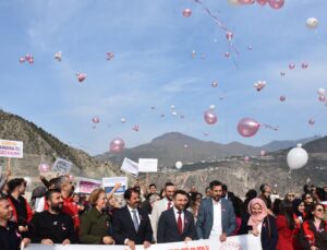Artvin’de ‘Kansere Set Çek’ etkinliğinde Deriner Barajı’nda pembe balonlar bırakıldı