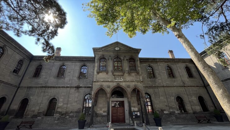 ASIRLIK MEKTEPLER – Milli Mücadele kahramanlarının “Taş Mektep”i 133 yıllık eğitim serüvenini sürdürüyor