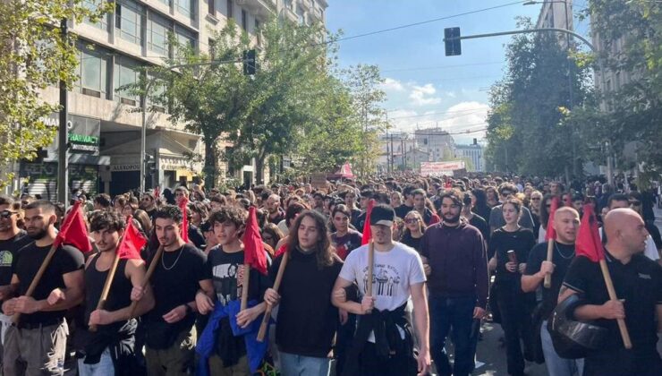 Atina’da 10 binden fazla öğrenci ve öğretmen eğitim sistemindeki kronik sorunlara karşı yürüdü