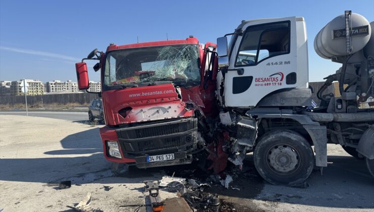 Avcılar Firuzköy’de iki beton mikseri çarpıştı, sürücüler yaralandı