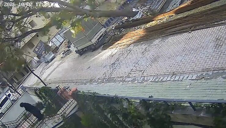 Avcılar’da temel kazısı sırasında rüzgarla devrilen ağaçtan kadın son anda kurtuldu