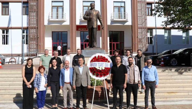 Aydın’da AYTO 12. Meslek Komitesi Sigorta Haftası için Valilik önünde çelenk sundu
