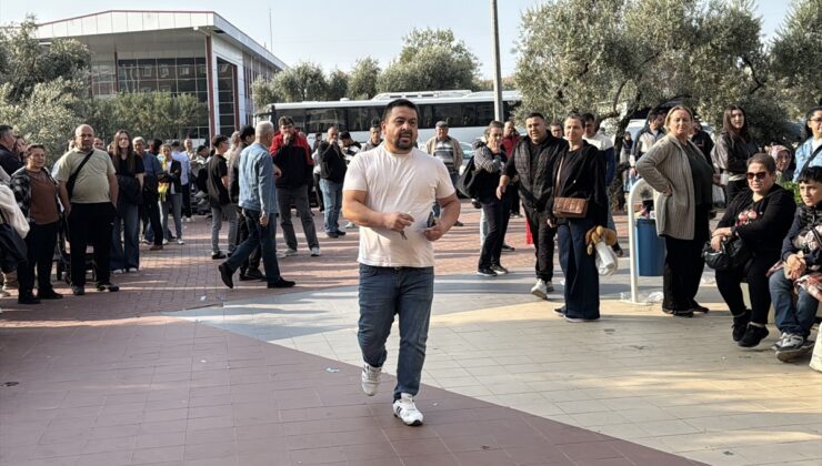 Aydın’da KPSS öncesi nüfus cüzdanını düşüren aday, babasının yardımıyla sınava girdi