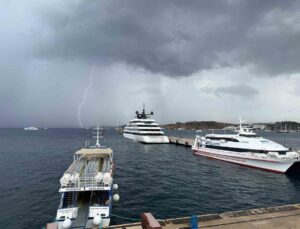 Bahama bayraklı kruvaziyer gemisi Emerald Azzurra, 100 yolcuyla Bodrum’a yanaştı