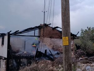 Balıkesir Dursunbey’de ev yangınında 2 kişi dumandan etkilenerek hastaneye kaldırıldı
