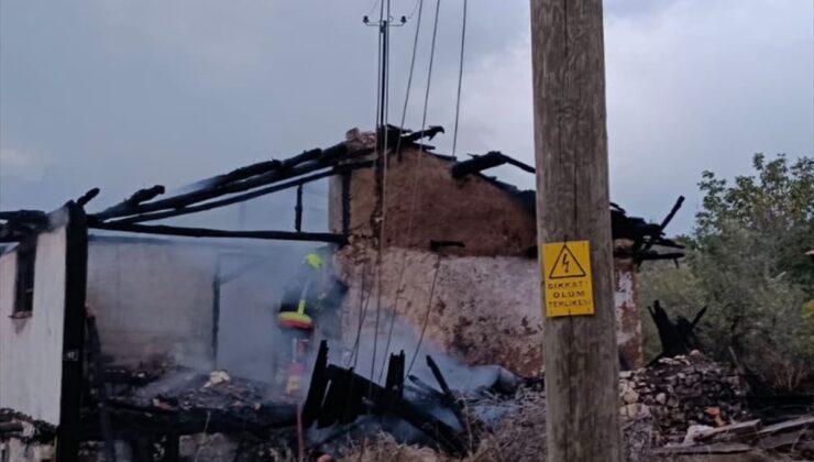 Balıkesir Dursunbey’de ev yangınında 2 kişi dumandan etkilenerek hastaneye kaldırıldı