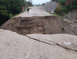Balıkesir Gönen’de sağanak nedeniyle göçük oluştu, iki mahalleyi bağlayan yol kapandı