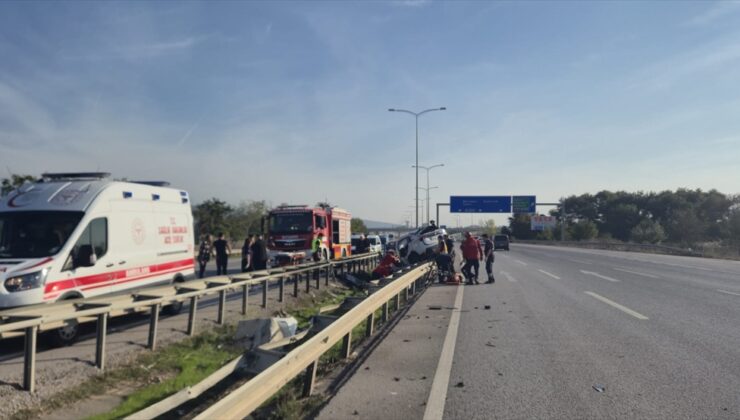 Balıkesir Susurluk’ta otomobil bariyerlere çarptı, 2 kişi yaralandı