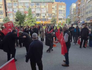 Balıkesir’de Dünya Yaşlılar Günü’nde yaşlılar Valilik önünde doyasıya oynadı