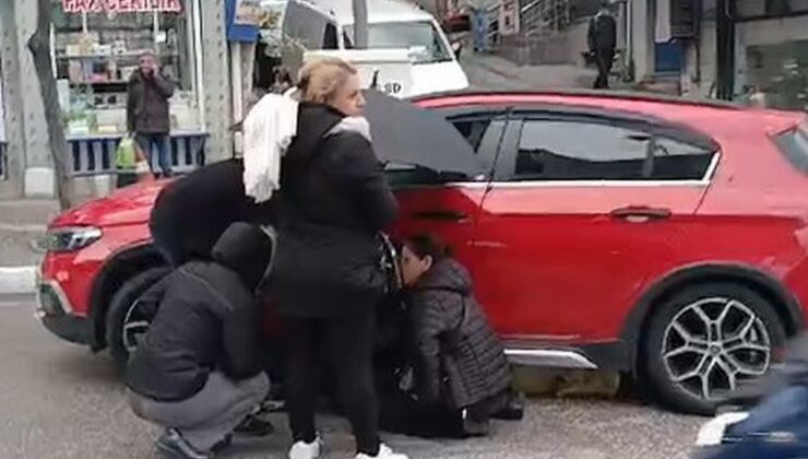 Bandırma’da otomobilin çarptığı kızın bacağı sıkıştı, çevredeki biri şemsiye tuttu