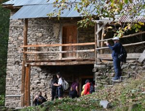 Batman’dan gelen doğaseverler Hizan’da 10 kilometrelik parkurda yürüdü