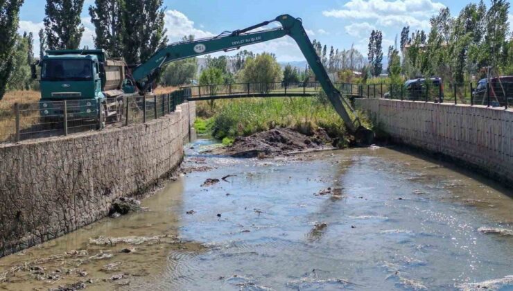 Bayburt Çiğdemtepe’de DSİ 22. Bölge Müdürlüğü dere ıslah çalışması yürütüyor
