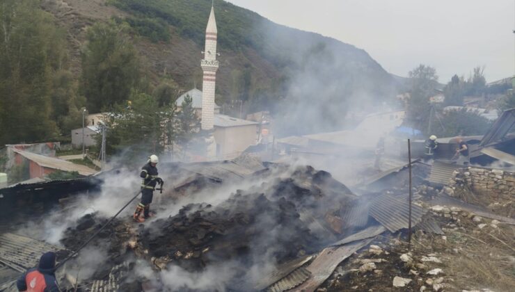 Bayburt Heybetepe köyünde çatı yangını büyüdü, 5 evin çatısı zarar gördü