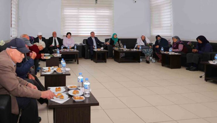 Bayburt Valisi Eldivan, Dünya Yaşlılar Günü’nde huzurevi sakinleriyle bir araya geldi