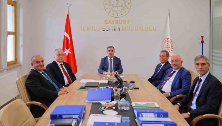 Bayburt Valisi Eldivan, eğitim yatırımları ve denetimi müfettişlerle değerlendirdi