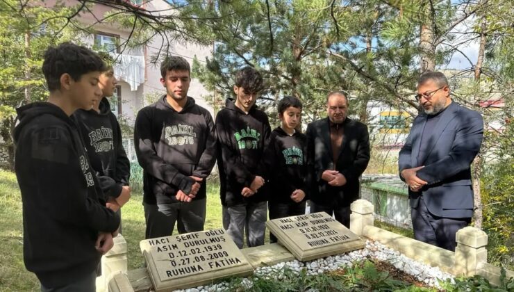Bayburt’ta imam hatip öğrencileri Hacı Asaf Durulmuş’u mezarı başında andı