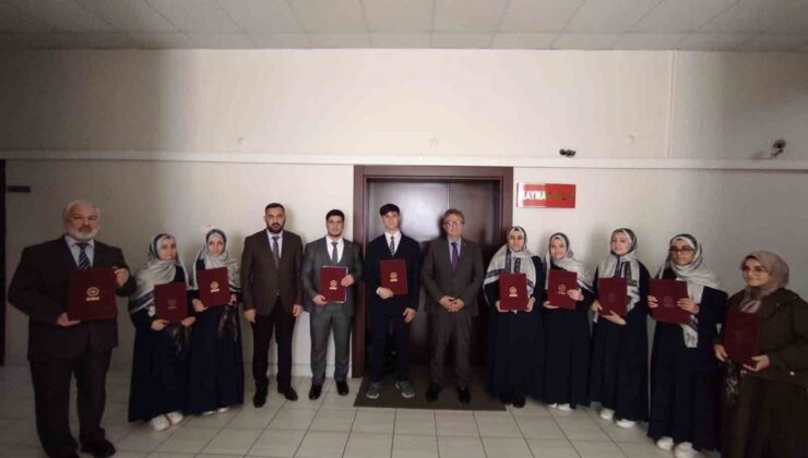 Bilecik Bozüyük’te hafızlığını tamamlayan 10 öğrenciye icazetnameleri verildi