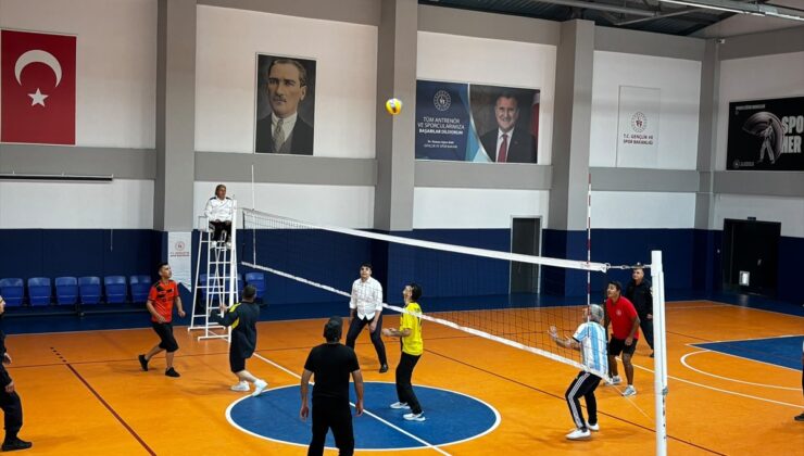 Bilecik Pazaryeri’nde Amatör Spor Haftası’nda kurumlar voleybol maçında buluştu