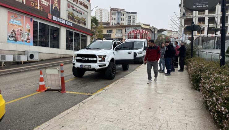 Bilecik’te pikap içinde uyuyakalan şoför, polis ve sağlık ekiplerince uyandırıldı