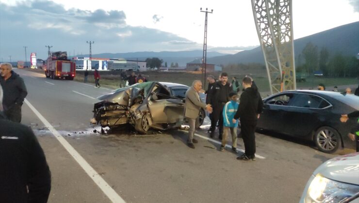 Bingöl Karlıova’da refüje çarpan otomobildeki 3 yaralı hastaneye kaldırıldı