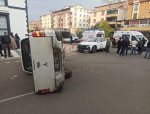 Bingöl’de pikap ve otomobilin çarpıştığı kazada 2 kişi yaralandı
